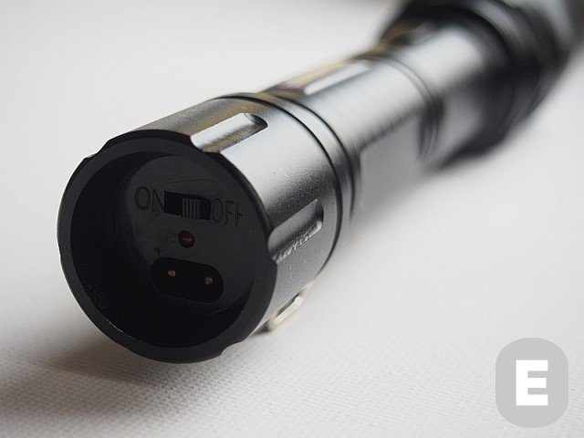 Elektrošoker + svjetiljka Securaptor Pago 10 milijuna volti (crna)